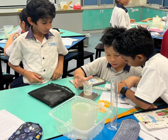 Students exploring different ways to adjust the experiment adaptively. 
